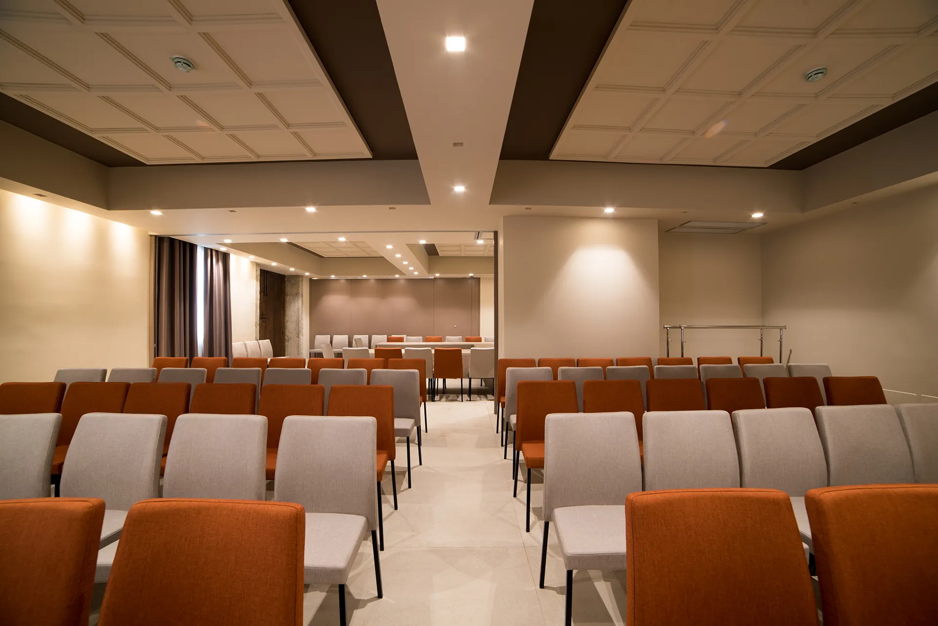 Sala meeting con sedute moderne disposte a platea.