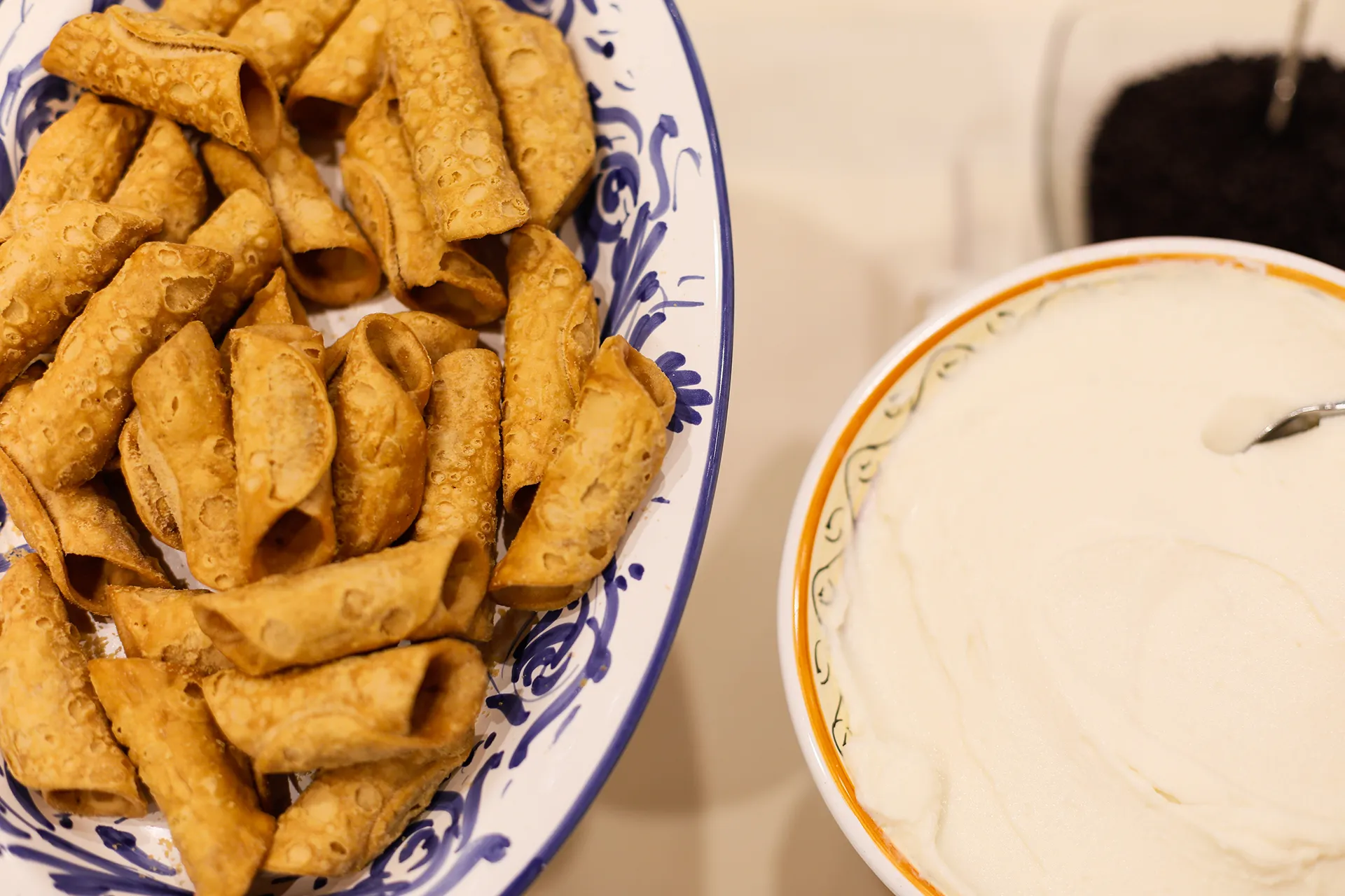 Buffet colazione con selezione di prodotti freschi, bevande calde e dolci artigianali.