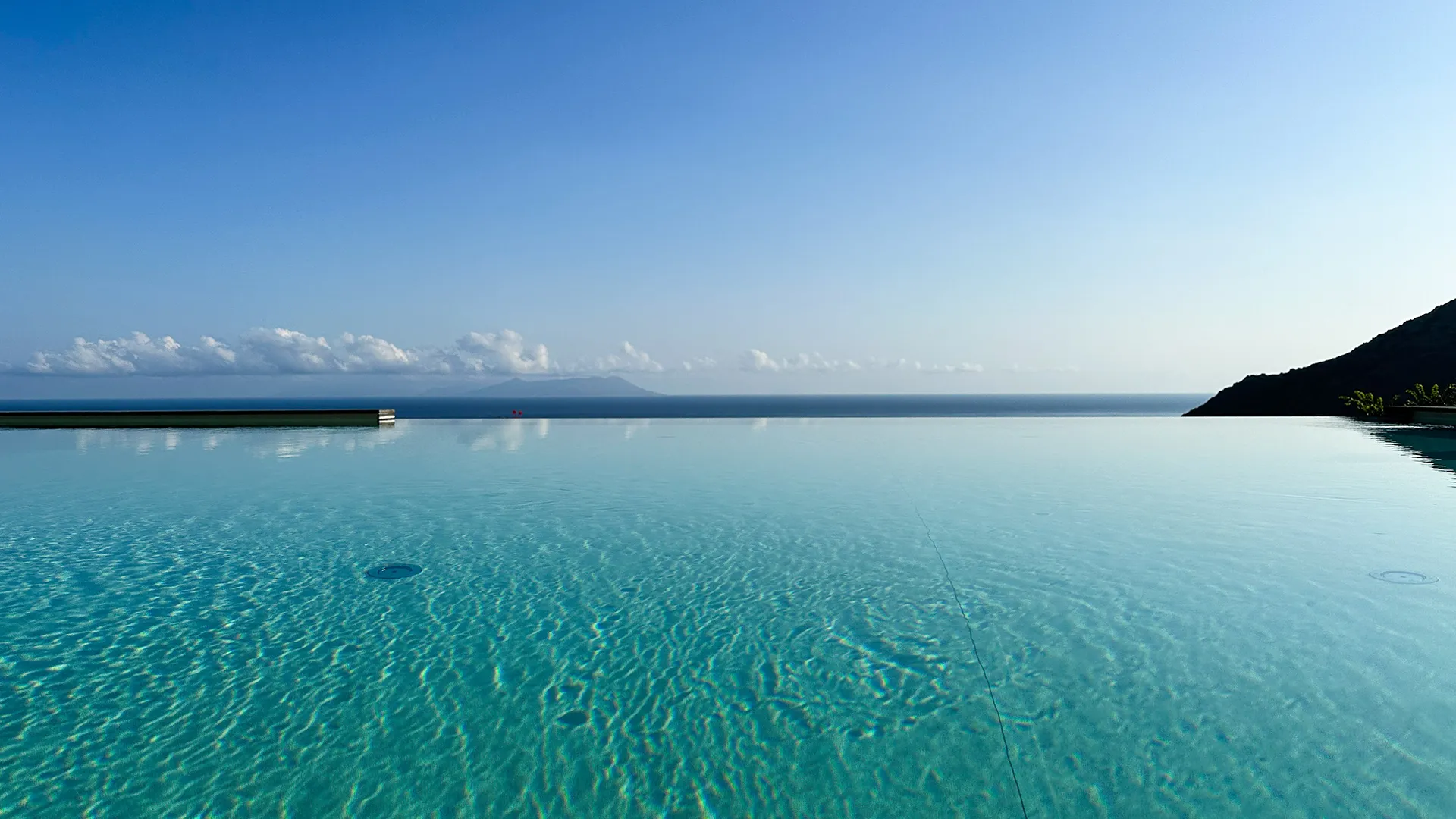 Piscina a sfioro con vista sul mare e sulle Isole Eolie presso l’Hotel Terre di Eolo a Patti, Sicilia