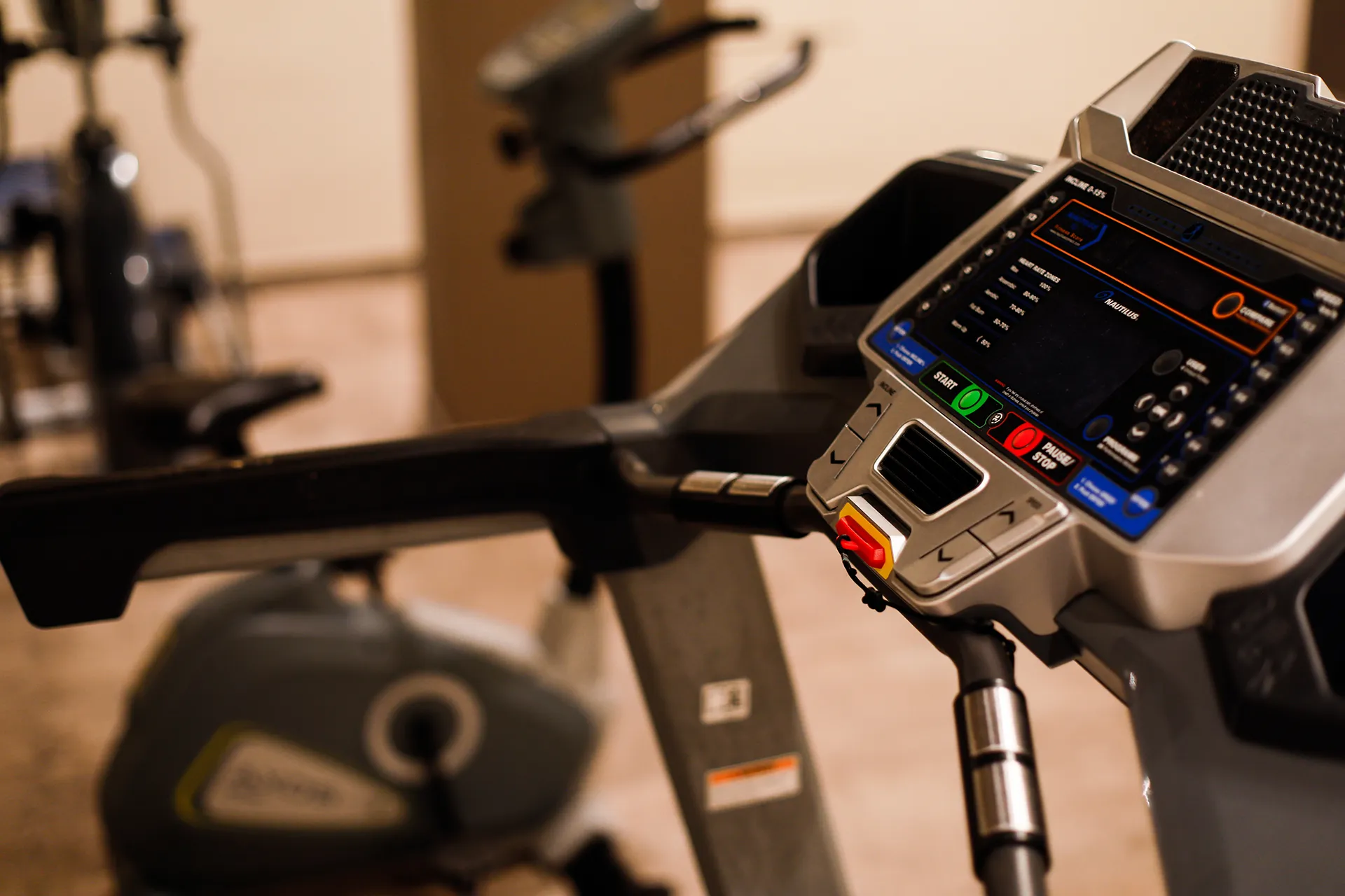 Dettaglio di un macchinario cardio professionale nella palestra wellness dell’Hotel Terre di Eolo, a Patti in Sicilia. L’area fitness offre attrezzature moderne per allenamento, benessere e mantenimento della forma anche in vacanza, integrando l’esperienza wellness della struttura.