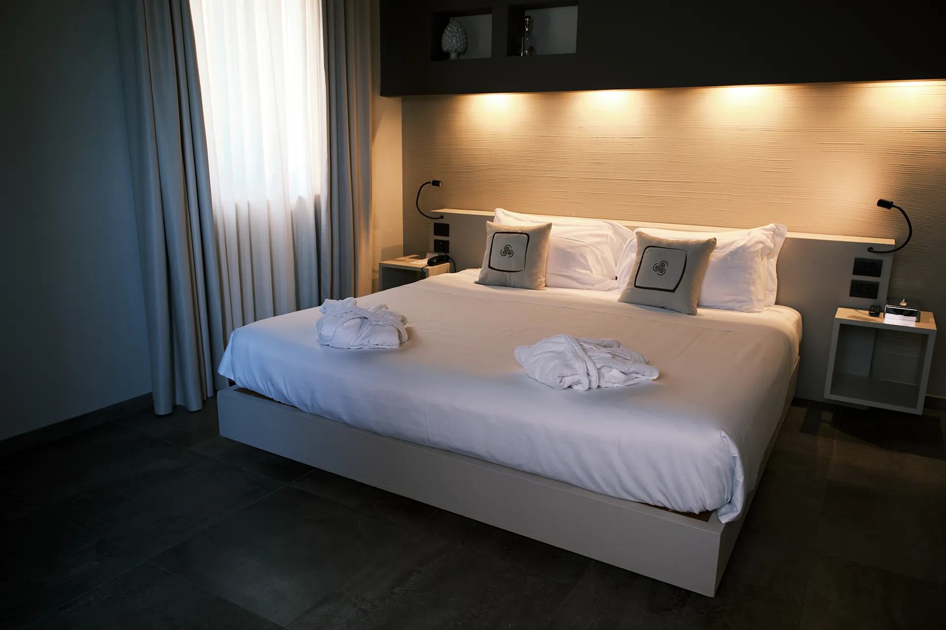 Suite dell’Hotel Terre di Eolo a Patti con letto matrimoniale king size, arredi moderni e dettagli benessere in camera